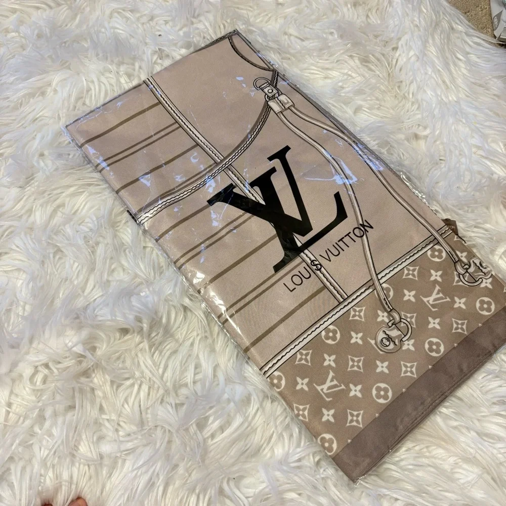 My Neverfull Shawl 35x35 inch luxury vibes Silky scarf LOUIS VUlTTON‼️LAST ONE